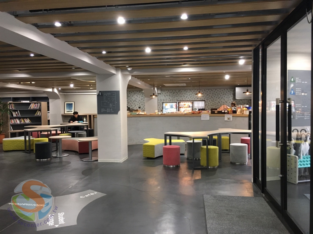 ISI京都校-大廳內更設有交誼廳，還有CAFE、簡餐供學生購買
