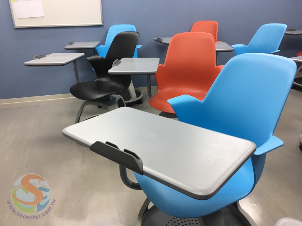 ISI京都校-採用符合人體工學的課桌椅