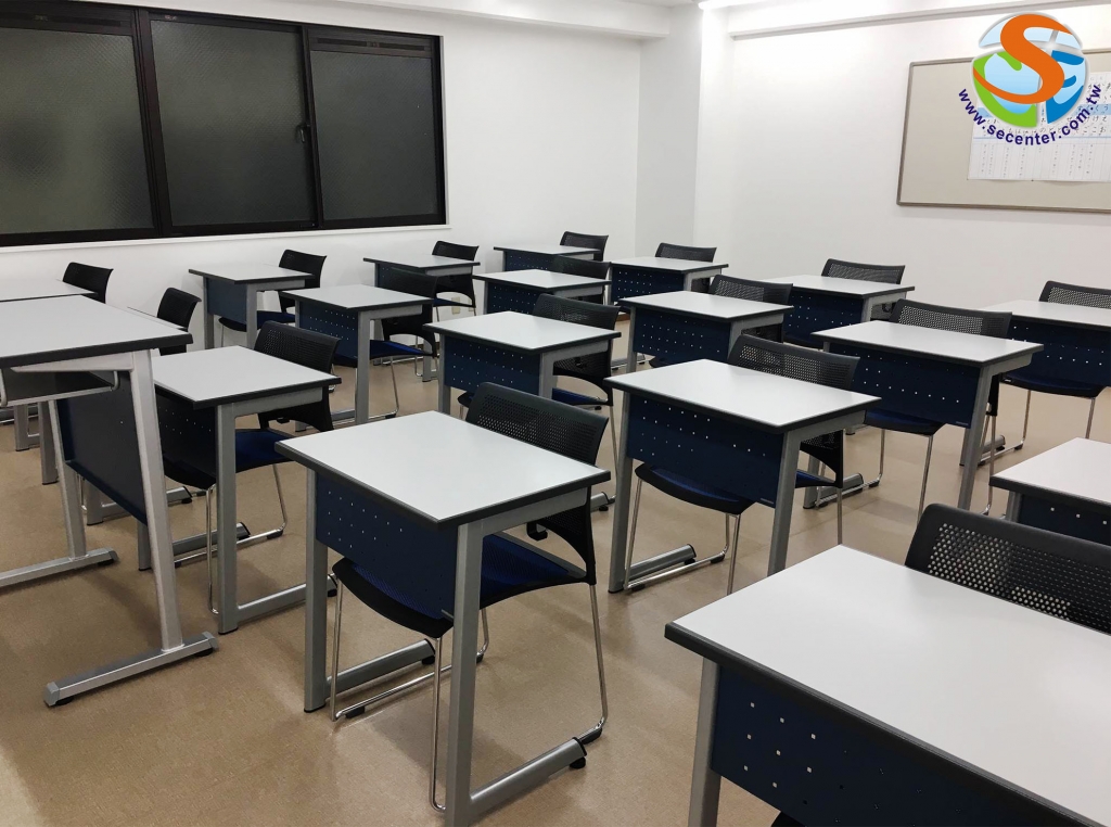教室明亮,設備很新,全新白板教學跟課桌椅