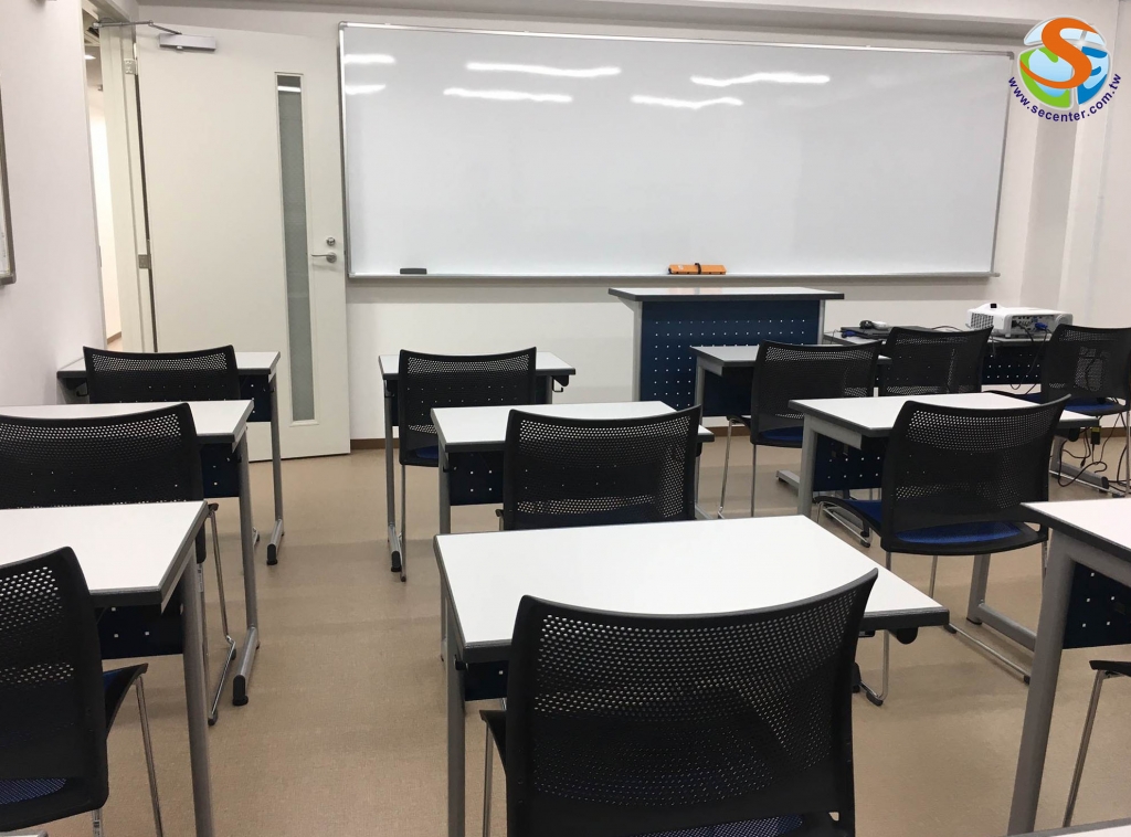 教室明亮,設備很新,全新白板教學跟課桌椅